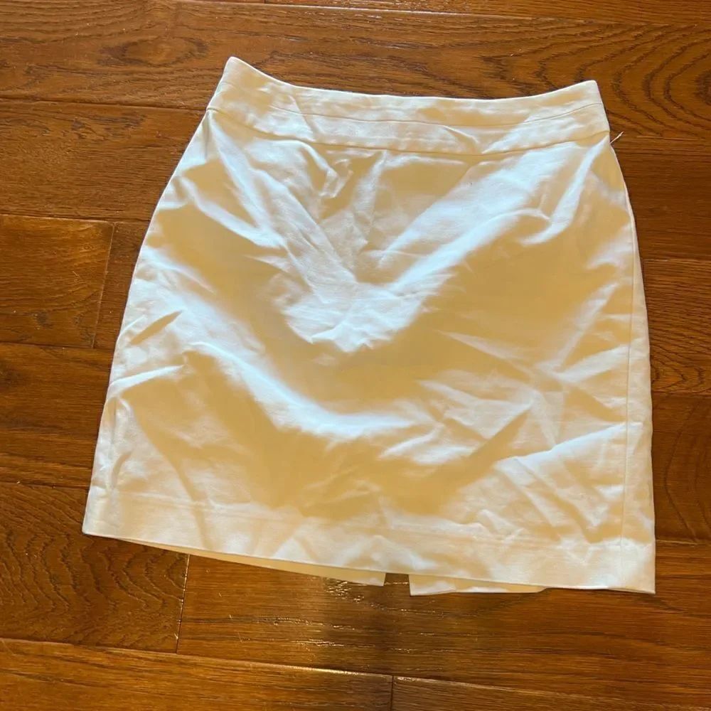 Beautiful Banana Republic size 6 petites white mini skirt with slit at back